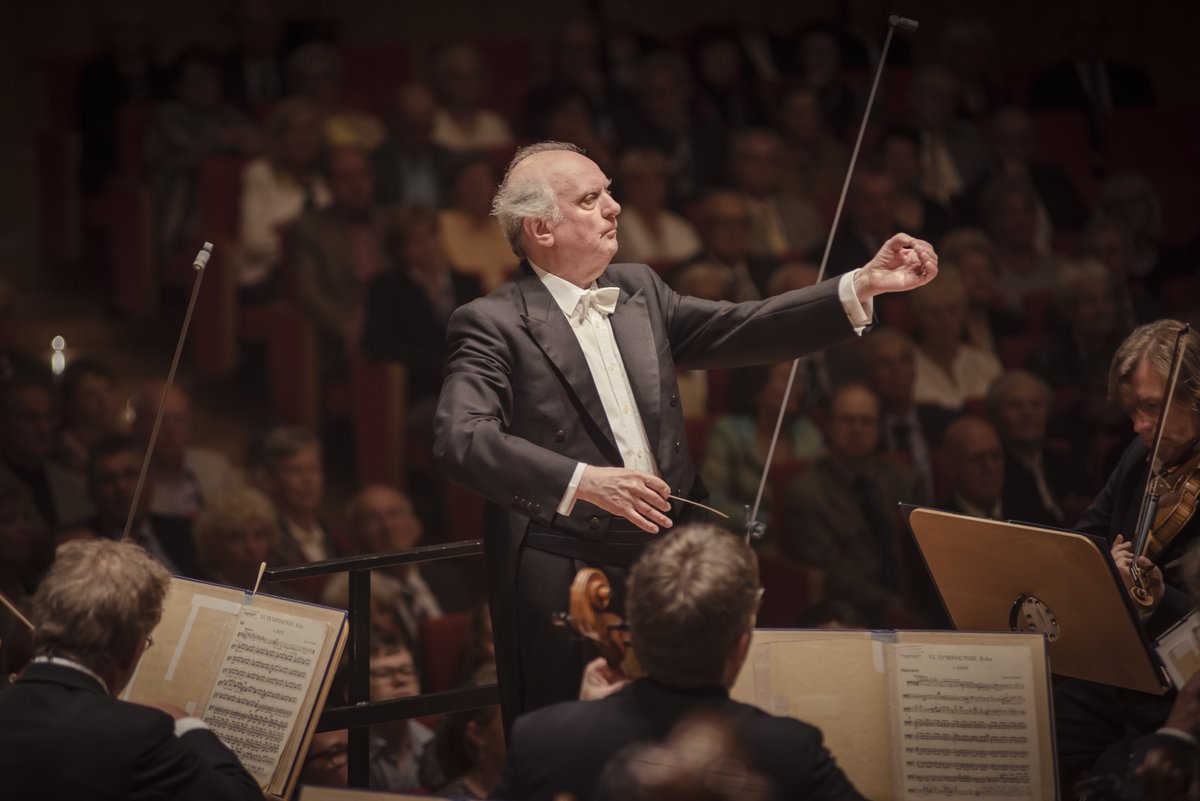 SchimmerPR's tweet photo. #MarekJanowski verlängert seinen Vertrag als #Chefdirigent der @DDPhilharmonie um ein Jahr bis zum Ende der Konzertsaison 2022/2023. Große Projekte im Herbst/Winter 22 sind u.a. ein konzertanter #RingDesNibelungen von #Wagner und eine #Japan-Tournee. https://t.co/ZxLIx0WDW8 https://t.co/XH6gSYrTb4