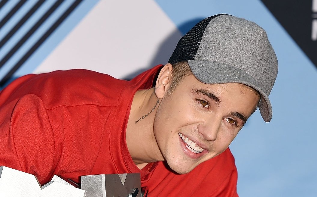 votebybelieber's tweet photo. Voting will close in a few hours!

I'm voting for Justin Bieber for Artist of the Year at the #AMAs https://t.co/ZQgg1RraCC