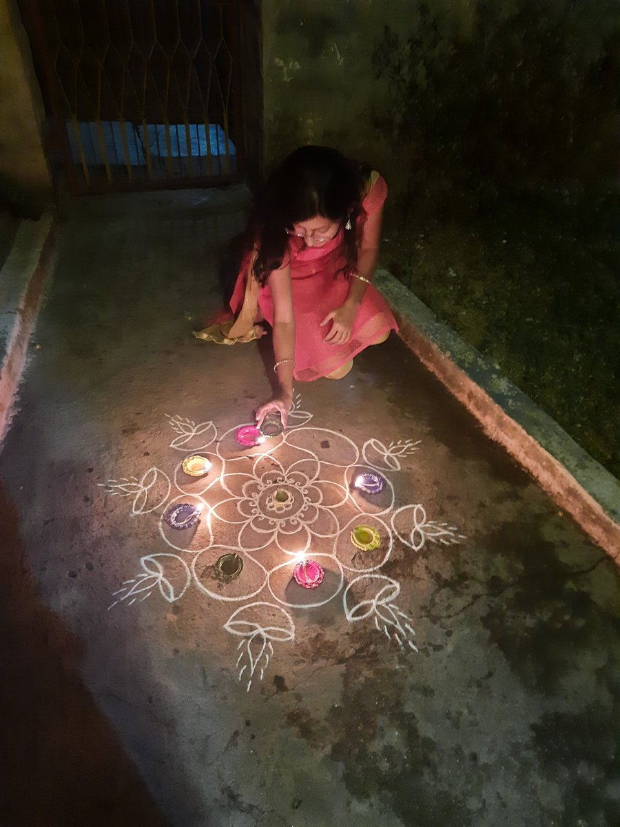 I do remember soldiers everyday in my prayers. Lit diyas on the occasion of Diwali for our soldiers too upon the call of our PM Modiji😊🙏
#Salute2Soldiers 🇮🇳🙏