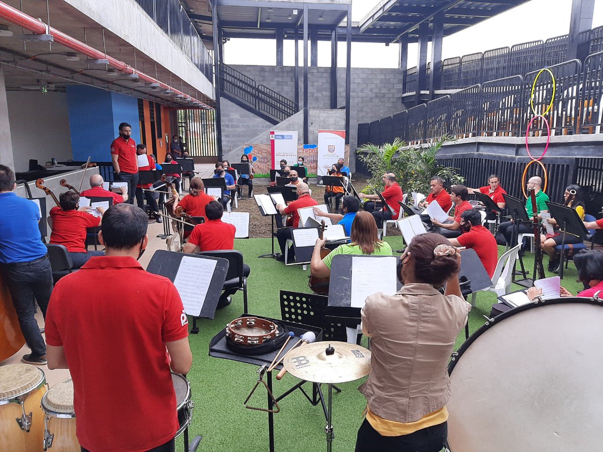 CaliCultura's tweet photo. 📌 Estamos de celebración, ‘Semana de la Primera Infancia: vivir, crecer y transformar’.  🔜  #AEstaHora disfrutando del concierto con la Orquesta Filarmónica De Cali 🎷🎻🎼 en la UTS Laguna Azul en El Pondaje. https://t.co/8hM5YGpZ1Z