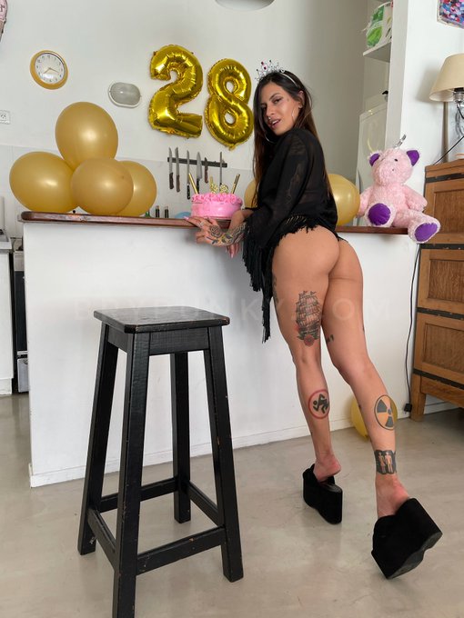Brypunky - 1 pic. Today is my BDAAY 🥳🖤💝 https://t.co/YUEPRA7P9K