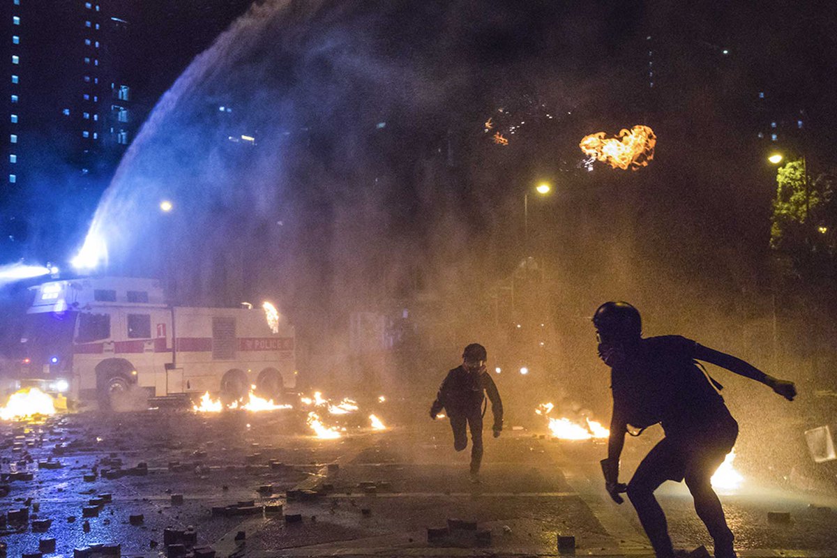 initiumnews's tweet photo. 2019年11月17日夜晚，港警徹底包圍理工大學。當時的校園裏，還有約一千名示威者，不少是其他大學的學生、中學生、剛工作的年輕人，還有義務急救員、社工、各家記者等。他們預料這場圍城之戰的開頭是苦戰，但沒想到它的結局，是長達10天以上的圍困，城裏和城外的人每一天都將直面理性與道德的掙扎。 https://t.co/YynsVqL0Jx
