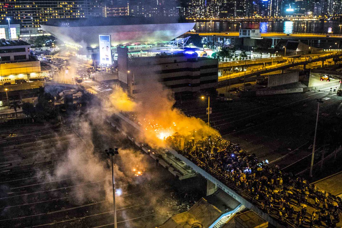 initiumnews's tweet photo. 2019年11月17日夜晚，港警徹底包圍理工大學。當時的校園裏，還有約一千名示威者，不少是其他大學的學生、中學生、剛工作的年輕人，還有義務急救員、社工、各家記者等。他們預料這場圍城之戰的開頭是苦戰，但沒想到它的結局，是長達10天以上的圍困，城裏和城外的人每一天都將直面理性與道德的掙扎。 https://t.co/YynsVqL0Jx