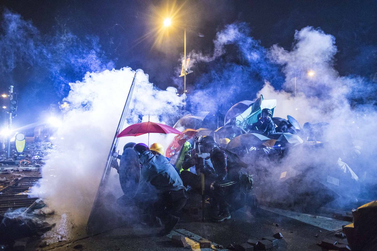 initiumnews's tweet photo. 2019年11月17日夜晚，港警徹底包圍理工大學。當時的校園裏，還有約一千名示威者，不少是其他大學的學生、中學生、剛工作的年輕人，還有義務急救員、社工、各家記者等。他們預料這場圍城之戰的開頭是苦戰，但沒想到它的結局，是長達10天以上的圍困，城裏和城外的人每一天都將直面理性與道德的掙扎。 https://t.co/YynsVqL0Jx