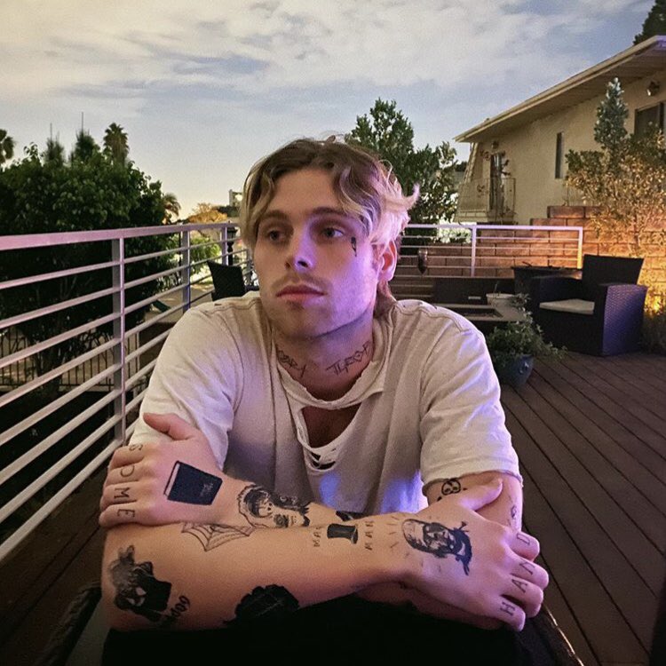 howdydoCalum_'s tweet photo. This pose is now officially the Luke Hemmings pose, no one can do it anymore bc they won’t look as good doing it as Luke 😌 https://t.co/VkeZWOY90e