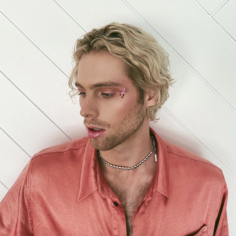 howdydoCalum_'s tweet photo. This pose is now officially the Luke Hemmings pose, no one can do it anymore bc they won’t look as good doing it as Luke 😌 https://t.co/VkeZWOY90e