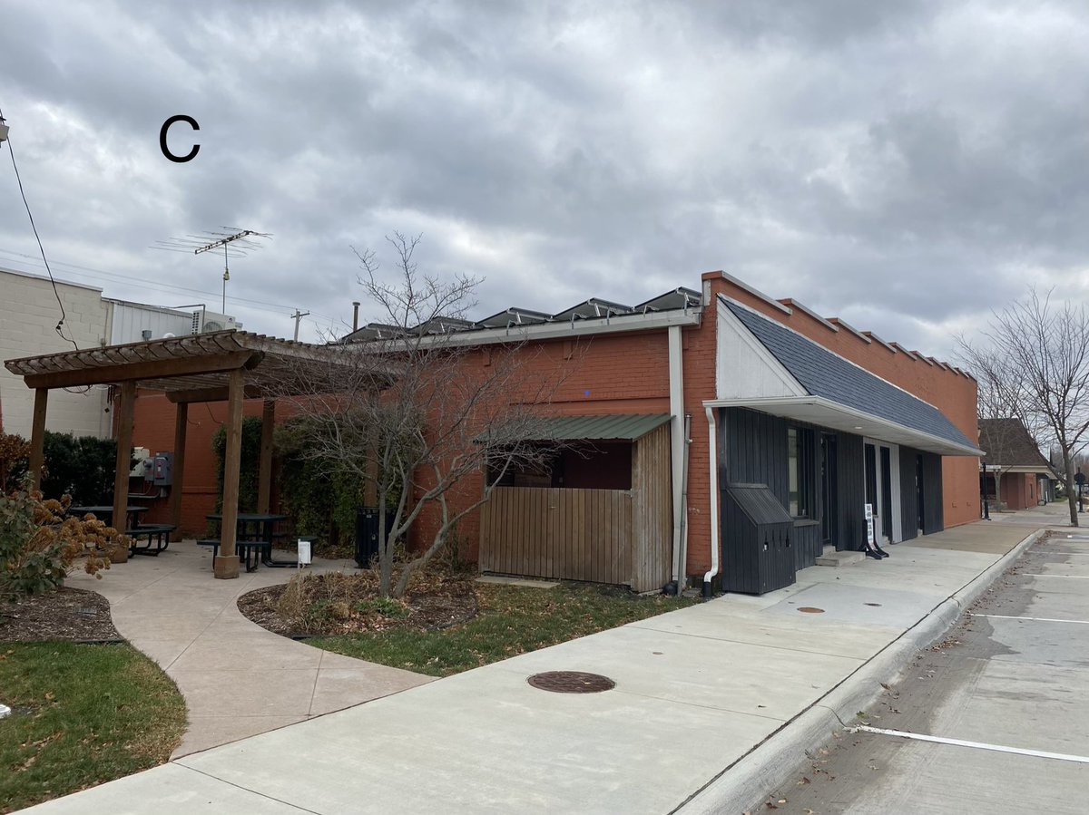 lexshady516's tweet photo. New one to me. Ordinary construction, flat roof, with solar panels. Completely hidden on the A/B side by parapet walls. https://t.co/CnCsf1YdCe