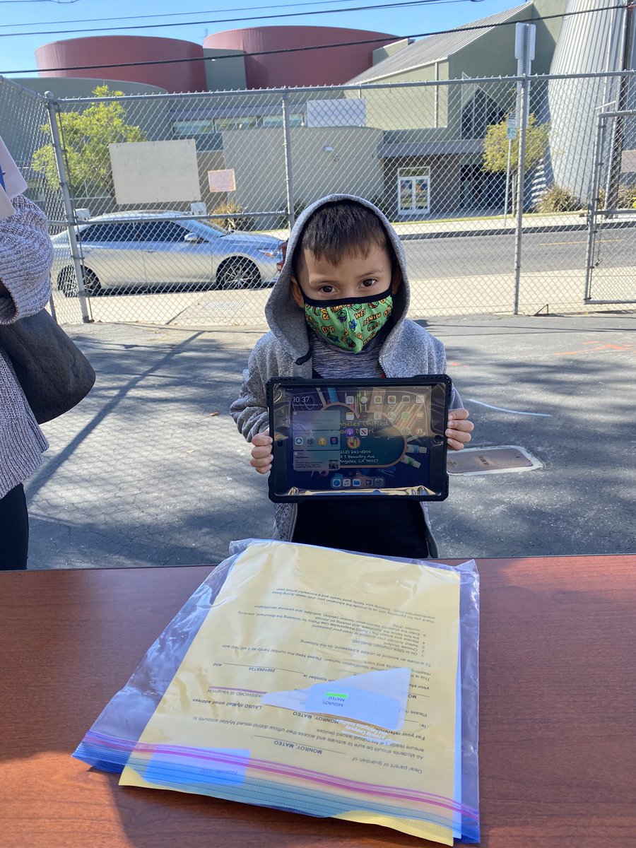 vaughn_eec's tweet photo. What a great Saturday seeing families and disturbing iPads to families that have returned to work. @martha_borquez @DeanTagawa @ECED4LA @LDNESchools @Kelly4LASchools https://t.co/yppikgv3Lh