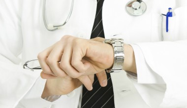 bowelcanceruk's tweet image. Bowel cancer testing waiting times remain high, with targets missed for thousands of people. The number of people in England waiting for tests has increased almost ten-fold compared to the average monthly figure last year.

Read about the statistics here: bit.ly/3pmgBz1