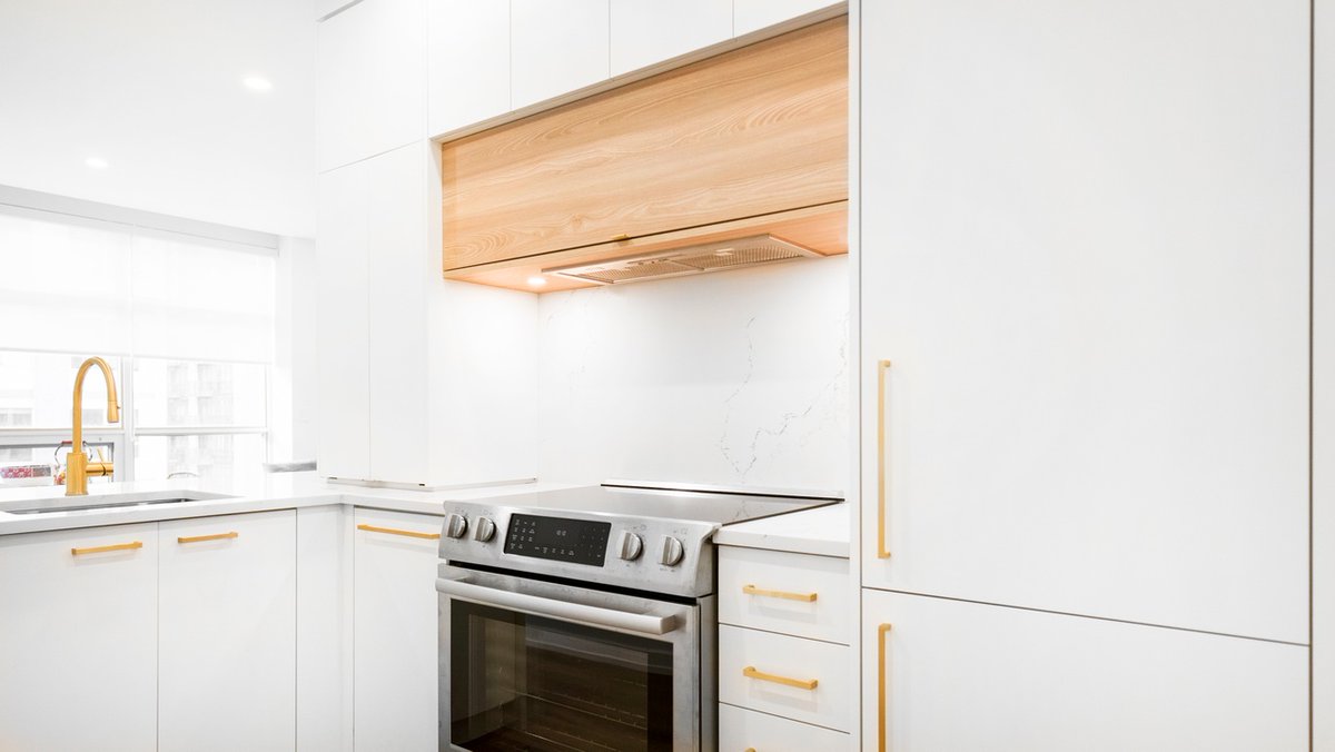 PureKitchensInc's tweet photo. Happy client, happy life! Our client is loving her newly renovated kitchen in her downtown Toronto condo! From the sleek ivory cabinetry to the bold gold accents, we made sure everything was perfect and no details were missed. 🤩

#PureKitchens #CondoLiving https://t.co/UAm5SoJvyM