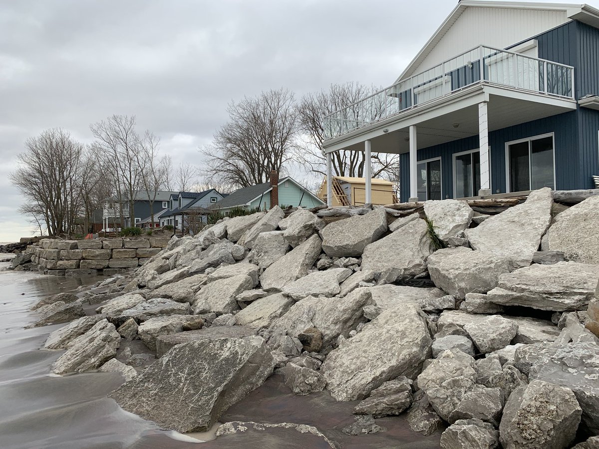 montesonnenberg's tweet photo. The Weather Network forecast waves on the north shore of Lake Erie 25 feet high but well-fortified cottages on Woodstock Ave. appear to have withstood the pounding. Next up: Hastings Dr. https://t.co/EQo8npSx2U