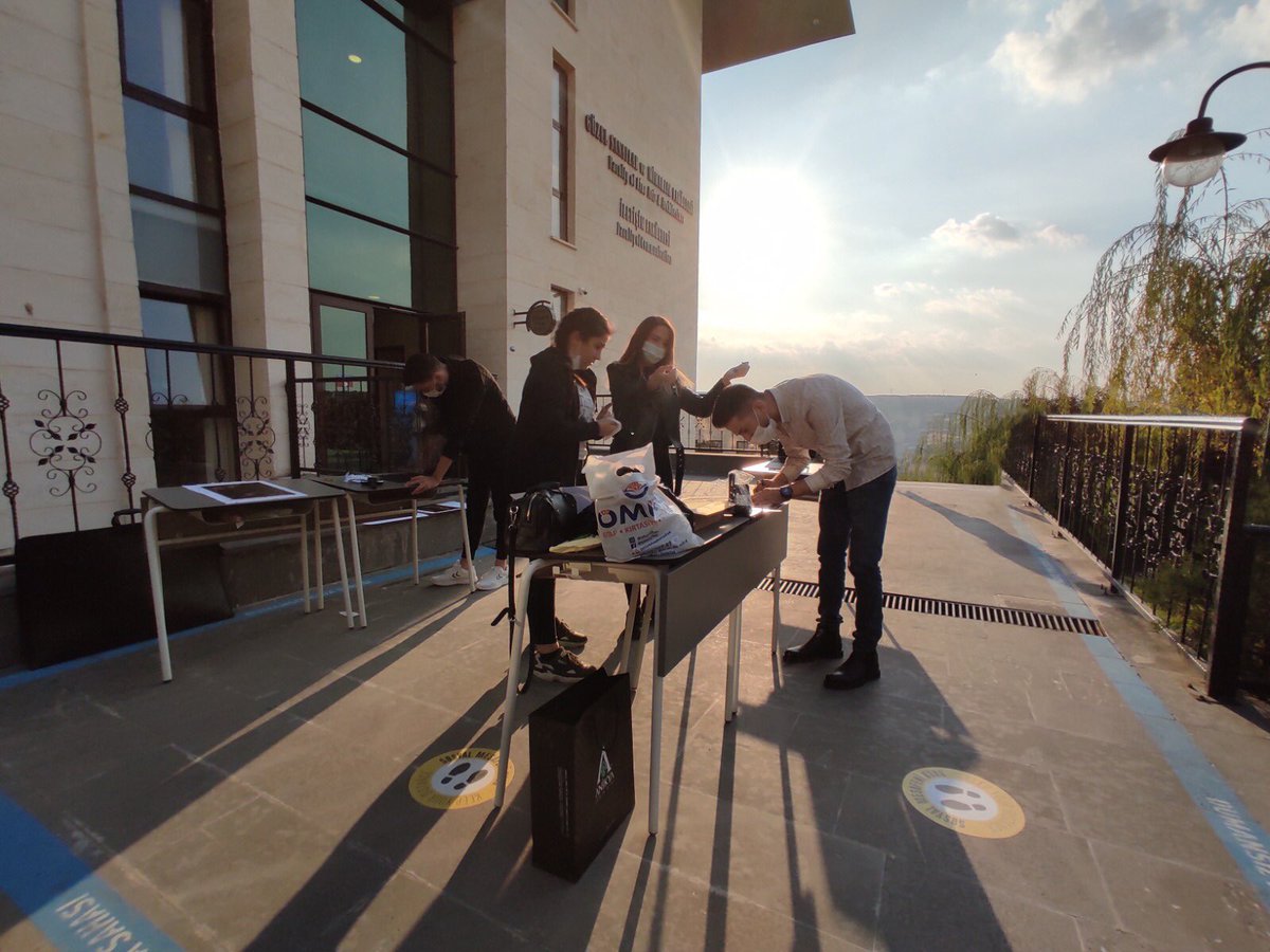 hkuilef's tweet photo. @hkunv'de vize haftası yaklaşıyor. Öğrencilerimiz bu dönemi sanat, tasarım ve uygulama teknikleri ile en başarılı şekilde bitirmeye kararlı. 🤩

@r_rengin @Bkerdogan #baskıresim #art #printmaking #replika #öğrenciçalışması #iletişim #görseliletişimtasarımı #linol #graphicdesign https://t.co/XTmi8hpF1M