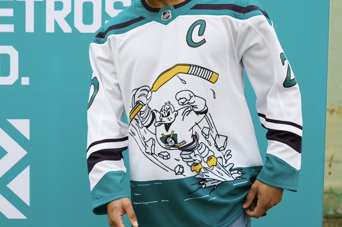 SInow's tweet photo. The new @AnaheimDucks retro threads are 🔥 🔥 🔥

(via @NHL) https://t.co/RfFrA0VExF