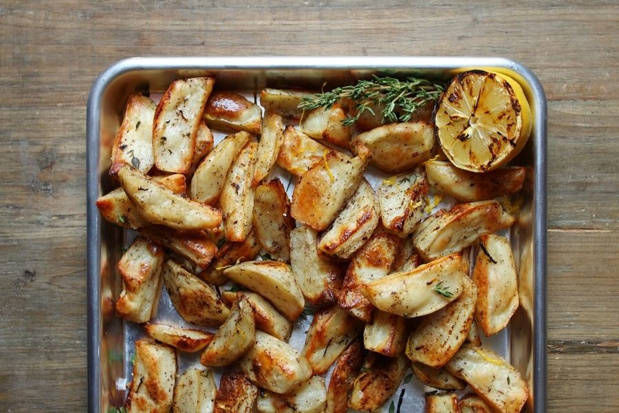 DishntheKitchen's tweet photo. These perfectly roasted potatoes are so easy to make. Add lemon juice and zest for brightness and lemon pepper for a bit of a peppery kick. #lemonpotatoes #roastedpotatoes #sides https://t.co/wvbiseDmfO https://t.co/Gb4fM7soU9