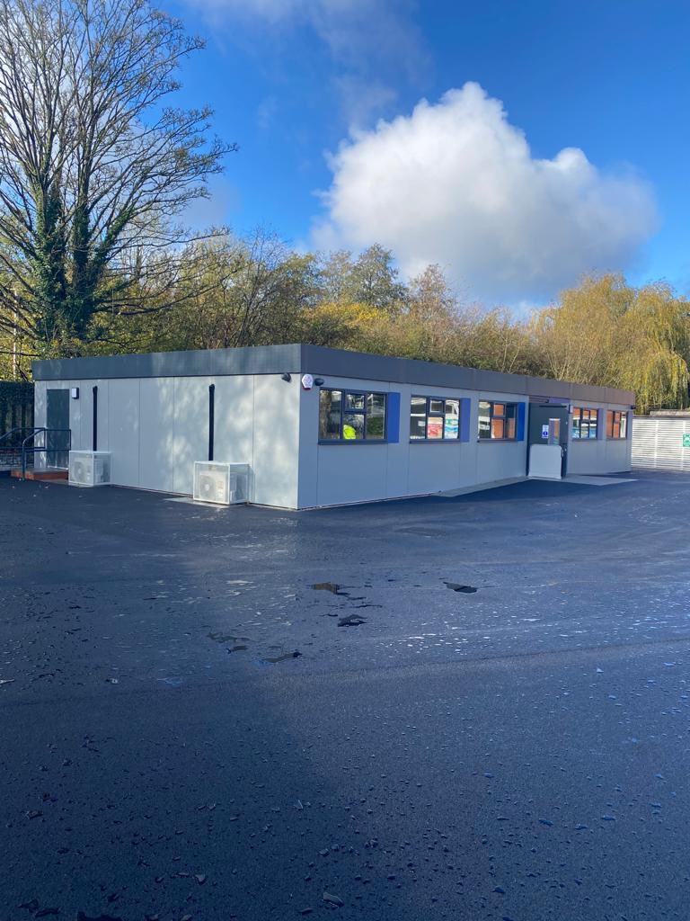 SpringfieldMod's tweet photo. Our latest project in partnership with @construction_mc #trespa and #hardiepanel external finish with @MBEGLAZING windows and doors. #education project in #Manchester delivered! 🏗 @MPBAUK https://t.co/EmzrnqSGIM