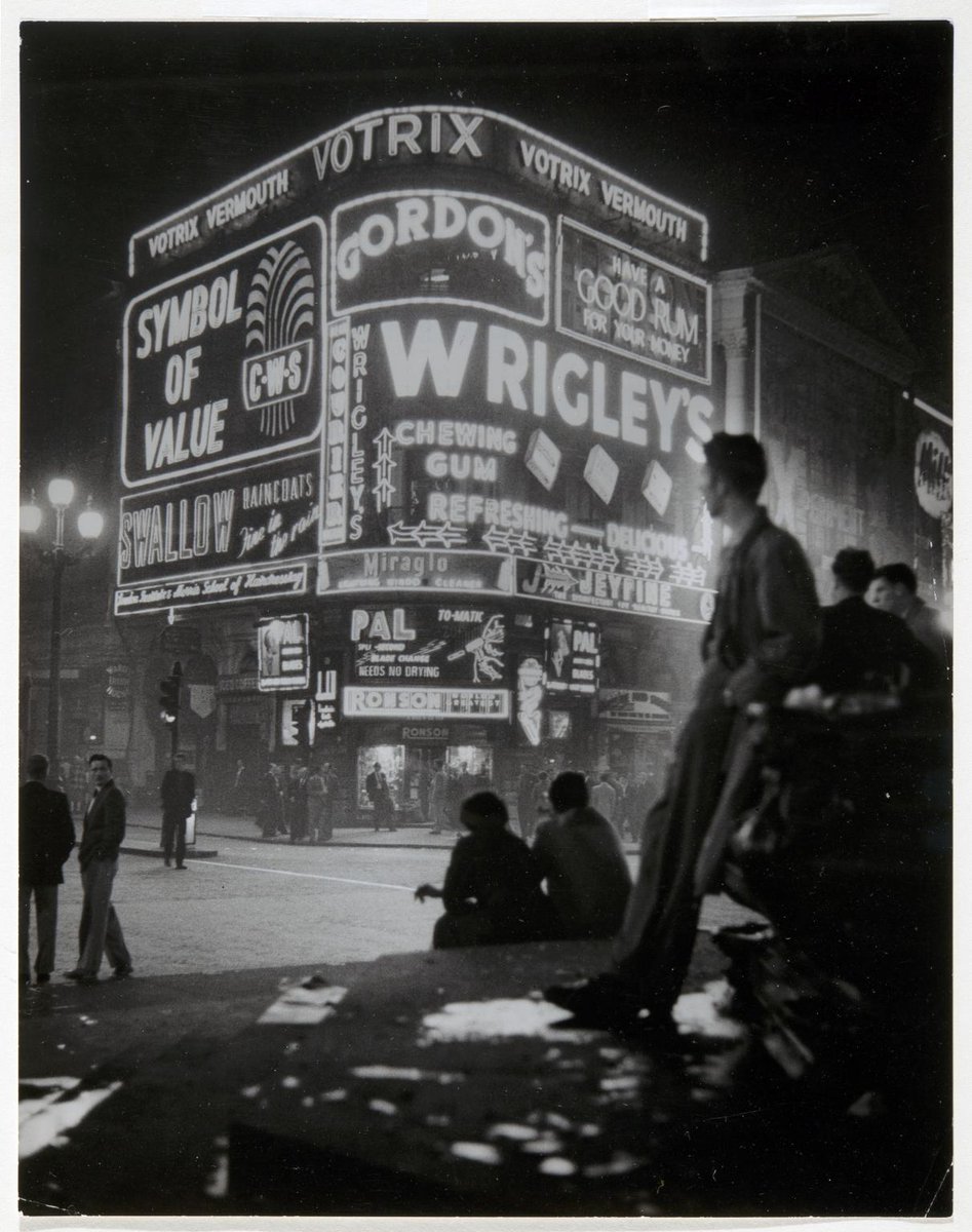 Tate's tweet photo. Who recognises this lit up London spot? ✨ Hannes Kilian captures the city's famous corner in 1955, showing how much these designs have changed in 65 years.

Hannes Kilian, Piccadilly 1955. https://t.co/GdOiJnDj1s https://t.co/vMr2Sl2U2e