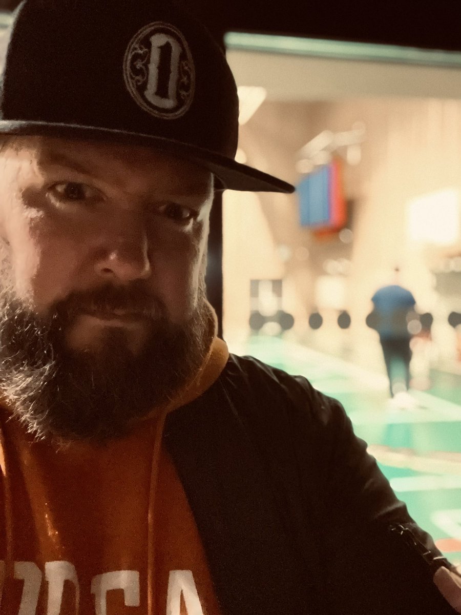 typ2positiv's tweet photo. #selfietrain Här står man förpassad till utomhuset när dottern har basketträning. https://t.co/Dde2ido9r9