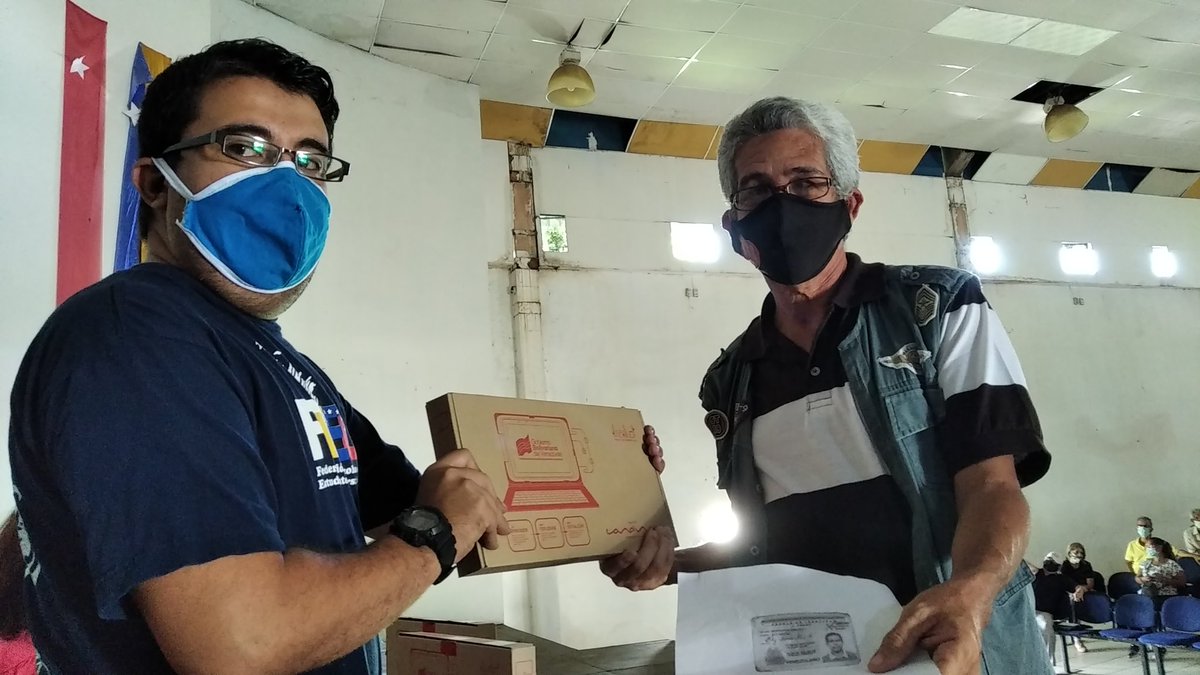venfveu's tweet photo. Desde #Carabobo en la Aldea Universitaria Hugo Chávez de Misión Sucre, la Fveu junto a la coordinadora Estadal Profesora Rosa Ramos, entregamos 80 tabletas Canaima para nuestros docentes Universitarios
.
.
@CTrompiz2 
@DomicianoPSUV_ 
@kennedymorales9 https://t.co/unnqVV9MOK