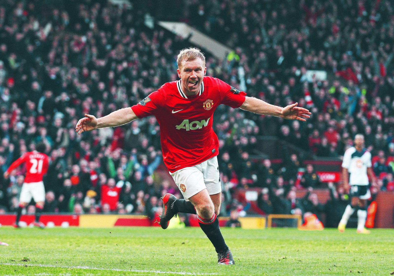 Happy 46th birthday to Man United & English legend Paul Scholes Top 3 midfielder of all time? 