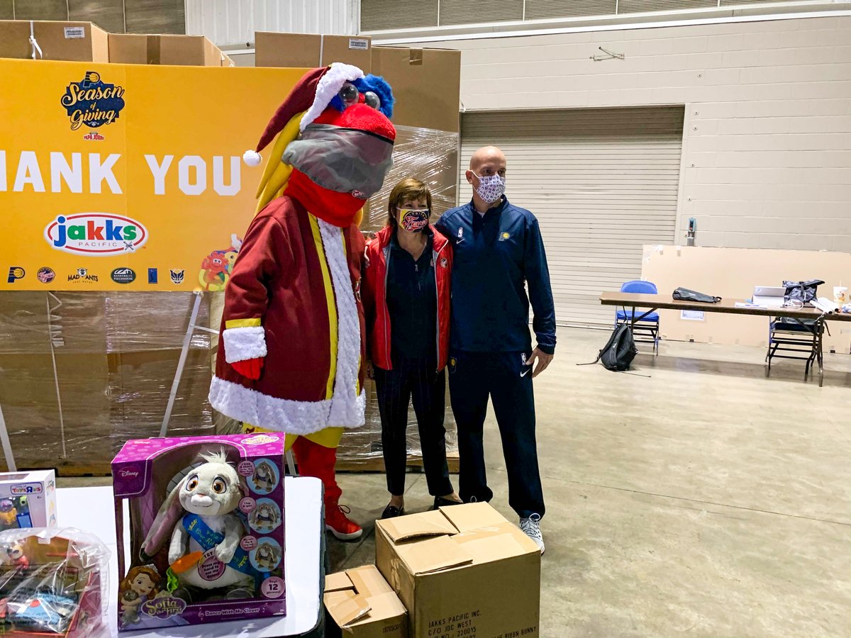 IndianaFever's tweet photo. Best time of the year 🎁🥰

We had a great morning preparing for our 11th annual @JAKKStoys giveaway as we tip off our #SeasonOfGiving delivered by @PapaJohns! https://t.co/bcx0xmwrKV