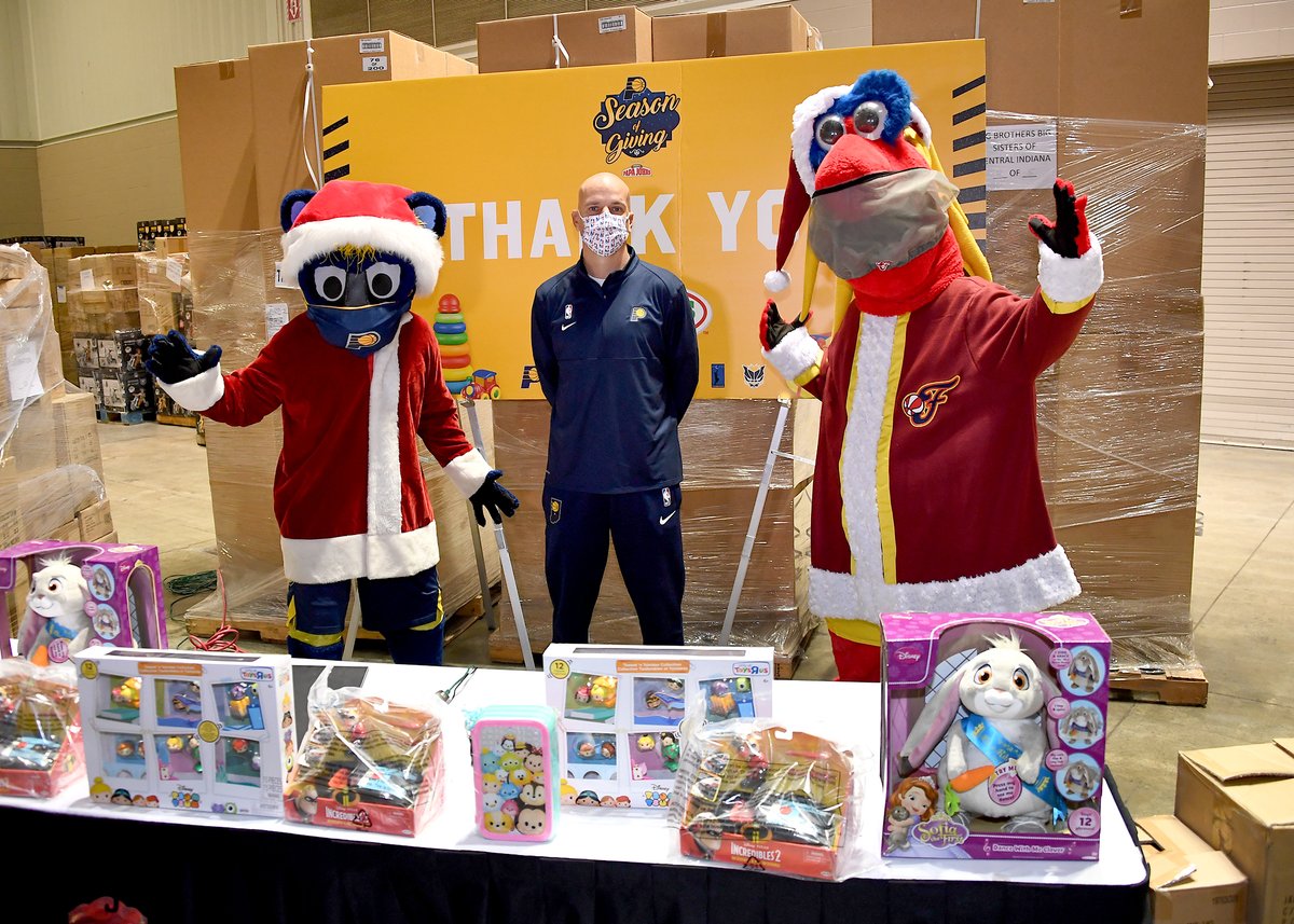 Best time of the year 🎁🥰

We had a great morning preparing for our 11th annual <a href="/JAKKStoys/">JAKKS Pacific</a> giveaway as we tip off our #SeasonOfGiving delivered by <a href="/PapaJohns/">Papa Johns</a>!