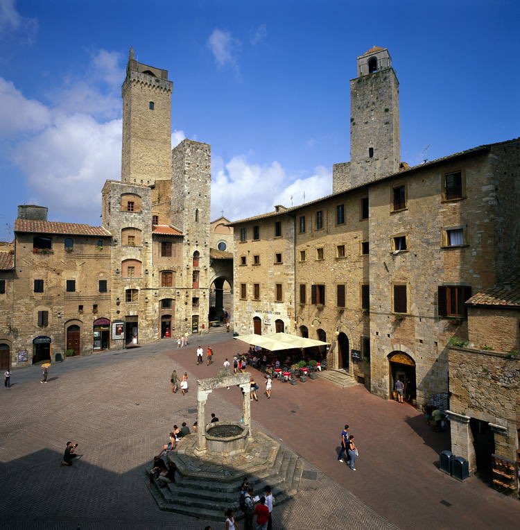 With its 13 towers is one of the most famous destinations in #tuscany. It is also called as the “city of the towers”. Do you know of which city, that is also #UNESCO heritage, are we talking about? 🏰🇮🇹

#Italia #16novembre #mondaythoughts
