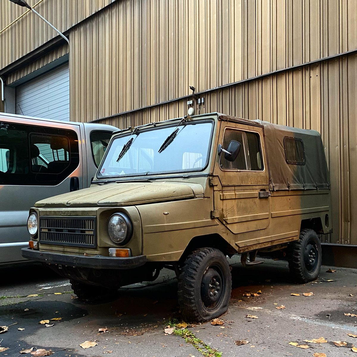 DeadCarWalking's tweet photo. LUAZ 969M spotted in Budapest.
#Luaz #obscuremonday #offroad
@GeorgeCochrane1 @addict_car @Rockstarscars @YesterdaysDrive https://t.co/gAgxvr1xsD