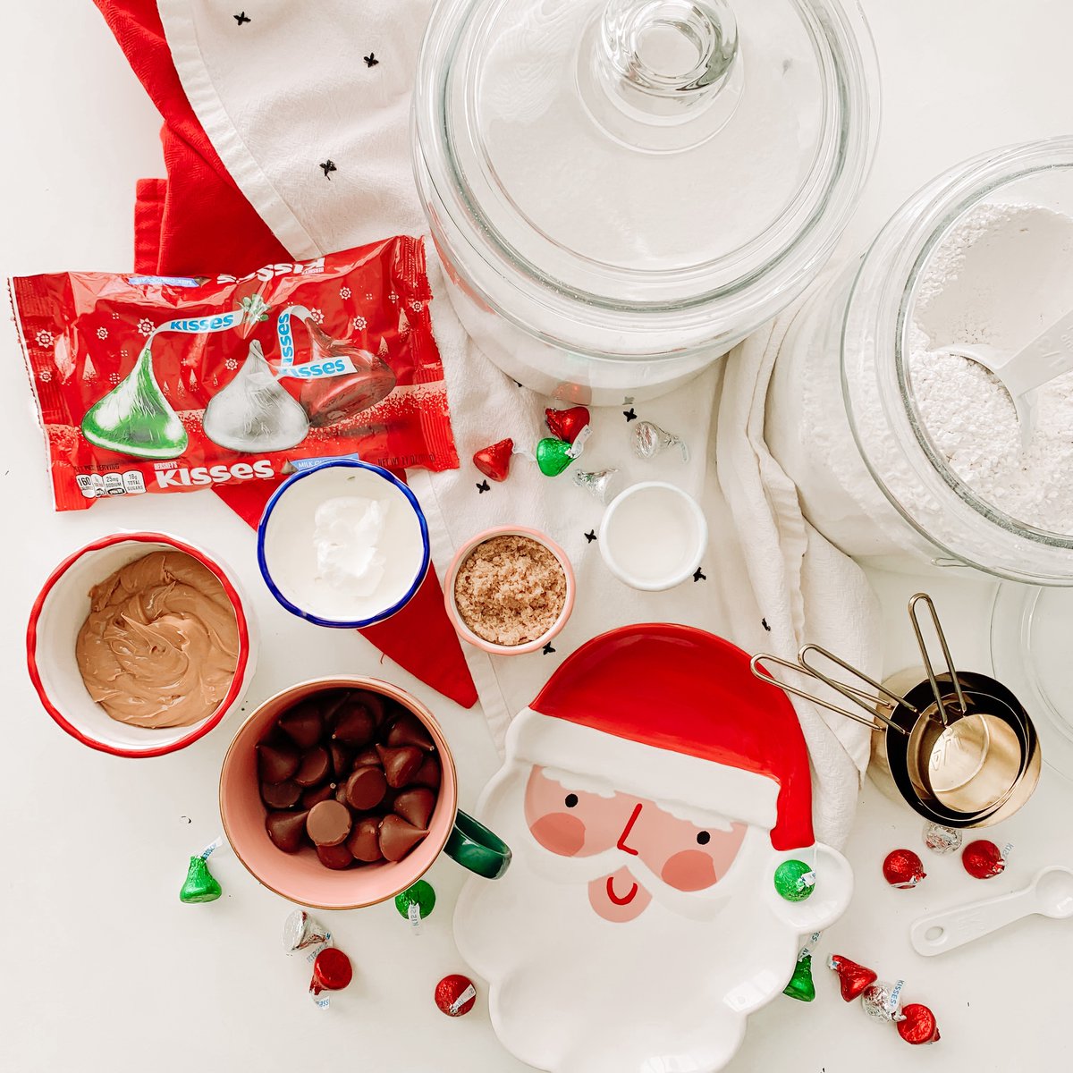 Juapearson's tweet photo. #AD Holiday baking is such a special family tradition in our home and no baking day is complete without our favorite @Hersheys KISSES Peanut Butter Blossoms. Pick up all the HERSHEY’s products you need for your recipe @Walmart. #HolidaysWithHersheys https://t.co/Ni4e70E71a https://t.co/rSv7JfEhpu