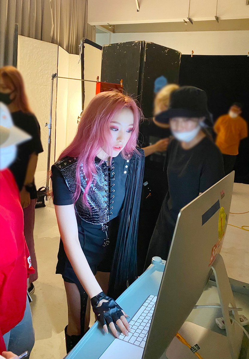 dcatcherbr's tweet photo. 16/11 l FOTO - Dreamcatcher no local da sessão de fotos do [Dystopia : Lose Myself], parte 2. (5)

#Dreamcatcher #드림캐쳐 #DreamcatcherBOCA #BOCA #Dystopia #Lose_Myself @hf_dreamcatcher

📎: https://t.co/ES5Nx4WblH https://t.co/fKxY9D9BnQ
