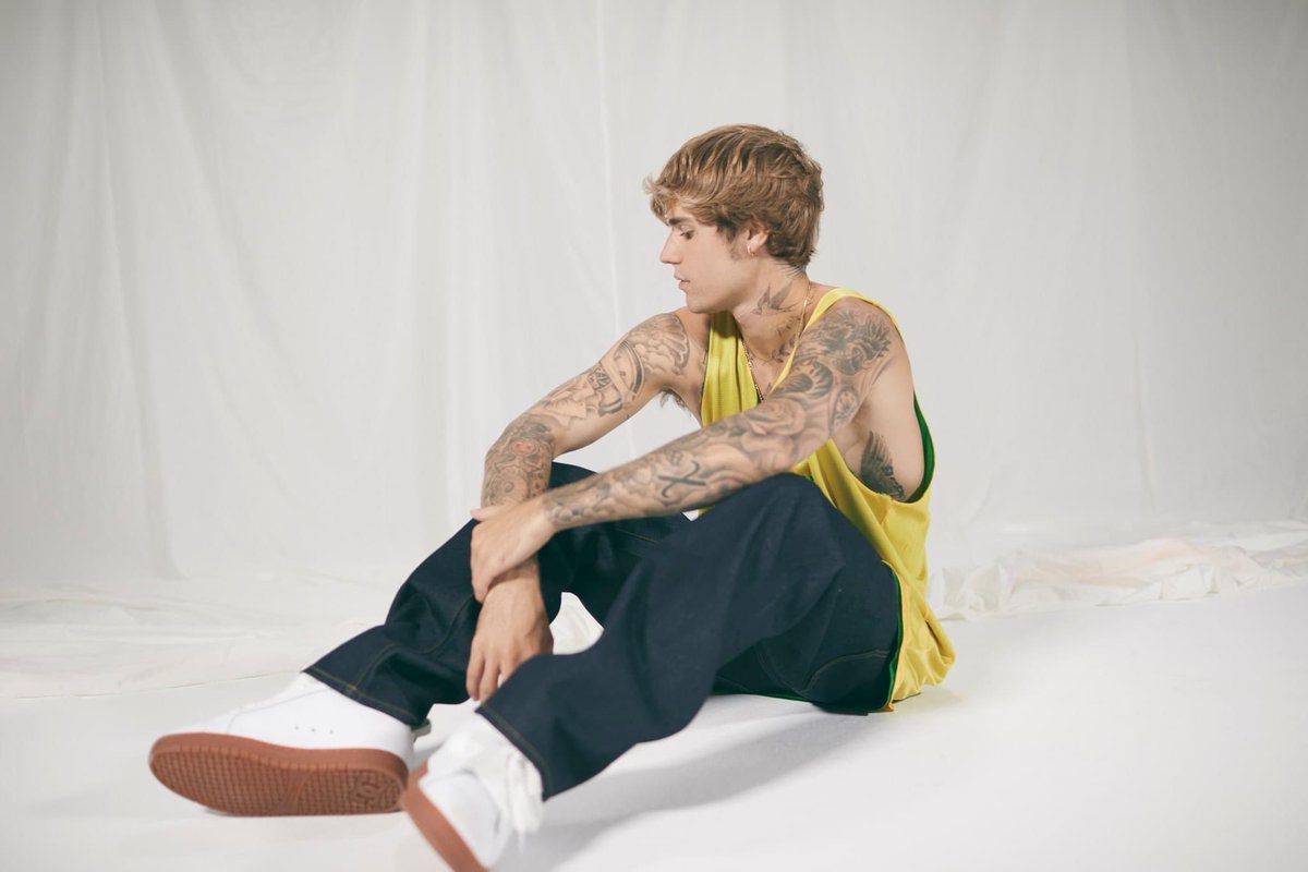 biebermymistake's tweet photo. VAMOS GENTE ESTAMOS PERDENDO 
RT = VOTO 
I’m voting for Justin Bieber for Artist of the Year at the #AMAs https://t.co/pdwYeJ1mPg