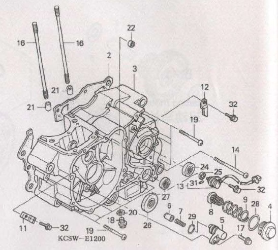 日本製CG125はエンジン腰下の側面に、カブのタペットキャップみたいなのが付いてて、それがドレンボルトなんですよ。

中華CG125にもそれは付いてるんだけど、一般的な下面にもドレンボルトがある。うーん、謎?

←日本製 中華→ 