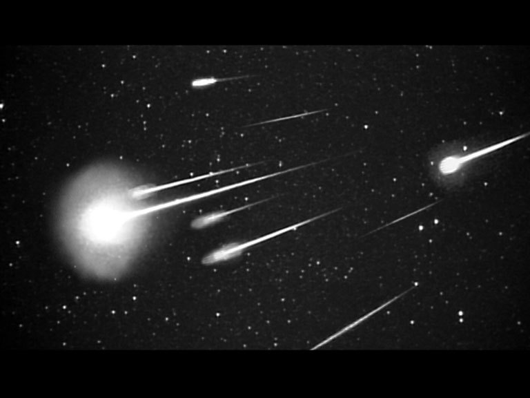Spaceport_NM's tweet photo. Lookup for the Leonid Meteors due to peak tonight and tomorrow. Image credit: NASA- A burst of 1999 Leonid meteors as seen at 38,000 feet from Leonid Multi-Instrument Aircraft Campaign. https://t.co/gZIeHGbhIf