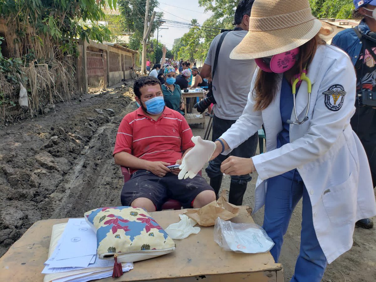RSD_CORTES's tweet photo. #ActividadesdeCampo
El equipo de @2FuerzaHonduras y #CodigoVerde acompañado de brigada de #codigoverde Tegucigalpa, brinda atencion medica en colonia Pineda 1 municipio de #SanManuel
Brindando una salud integral para la población.
#TrabajandoporCortes https://t.co/Ox6lHwjUrW