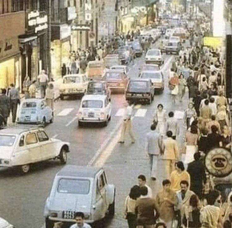 mmax_g's tweet photo. Questa foto è stata scattata ieri verso le 18 in via Nazionale a Roma.
Tutti assembrati e senza mascherina!

#16novembre https://t.co/oHGK61tcgR