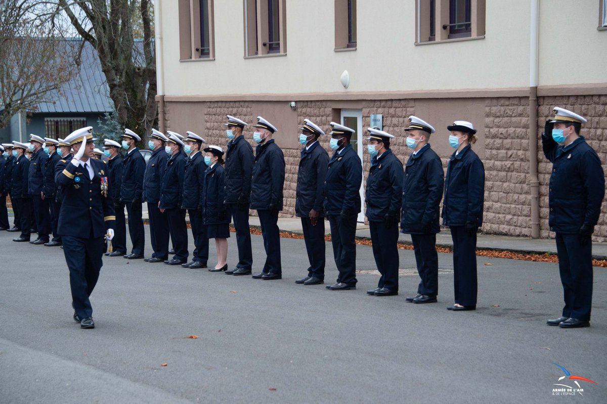 armeeszoneouest's tweet photo. Le jeudi 12 novembre, les aviateurs de la #BA702 « Capitaine Georges Madon » ont honoré la #mémoire de leur parrain, as de la Grande Guerre.
Tout en respectant les règles sanitaires en cours, une cérémonie s'est tenue afin de faire perdurer cette tradition.
#FiersDeNosSoldats https://t.co/9gp4sBXorr