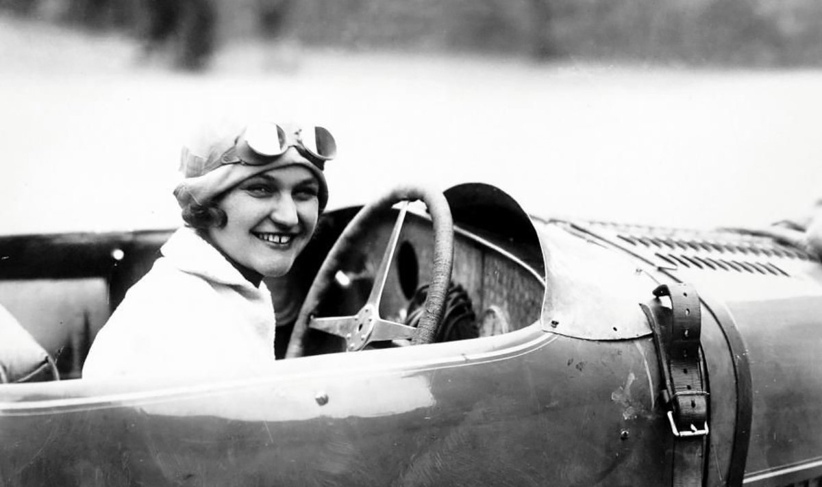 Bugatti's tweet photo. Happy 120th Birthday to Elisabeth Junek! The first woman to win a Grand Prix event, this legendary racing driver was one of BUGATTI’s “Daredevils.”
Happy Birthday to one of our biggest inspirations!
#BUGATTI #BUGATTIDaredevils https://t.co/VaNOhqCEV7