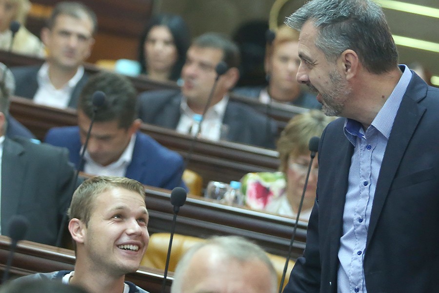 Let's look at  #BanjaLuka! Voters had a choice between Igor  #Radojičić & Draško  #Stanivuković.The incumbent Radojičić (photo/standing) is a member of Milorad  #Dodik's  #SNSD and he lost against Stanivuković (photo/sitting) who is a member of Branimir  #Borenović's ( @EPP)  #PDP.