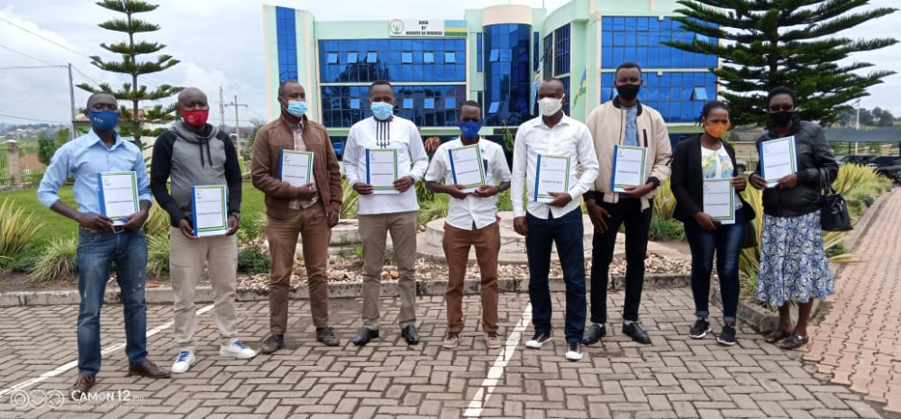 valencesh's tweet photo. Urubyiruko rwa @RuhangoDistrict rwiyemeje kuzakorana imbaraga zose mu mihigo yabo 2020-21 nka @RwandaYouth banakore imihigo y'Akarere. Bazanakomeza kwitabira ibikorwa bibateza imbere biri mu Karere. @YouthCultureRW @RRyvcp https://t.co/6yOABtCQ2G
