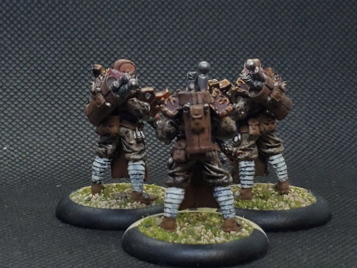 empryme's tweet photo. Well @privateerpress I don't have too much currently available picture'wise regarding skin tones for #MiniatureMonday. I do have a bit of variety though with my #Vassal Mechaniks. They are tasked with maintaining the #Protectoare's #Warjacks in the field.
#p3painters #WARMACHINE https://t.co/FHg1MTXCrq