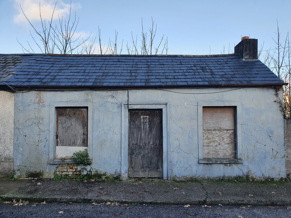 another old, character cottage slowly decayingshould be someones home in Cork City No. 182  #regeneration  #HousingForAll  #respect