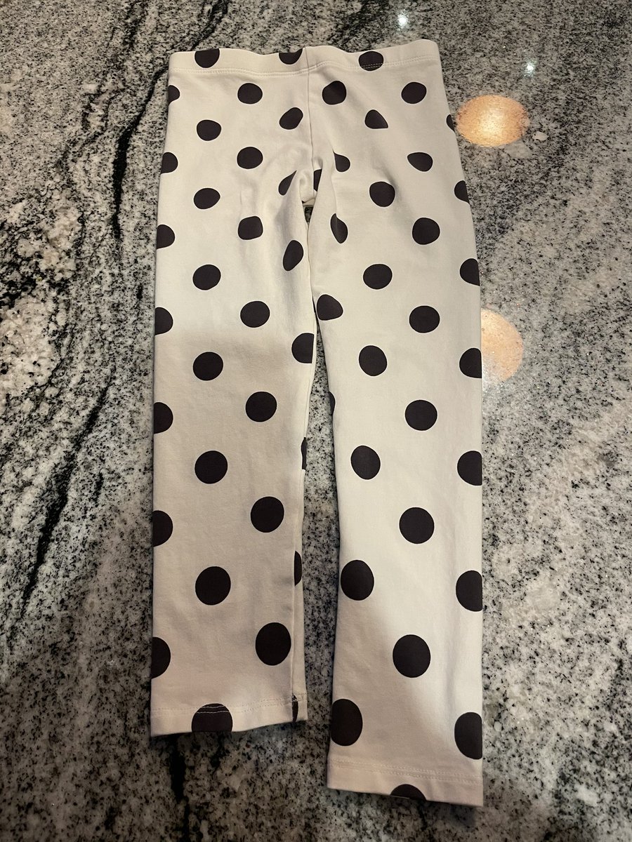 hellsbells135's tweet photo. @Tesco @FandFclothing is this the norm with kids leggings? #thelongandshortofit https://t.co/FfG4B3Dp1G