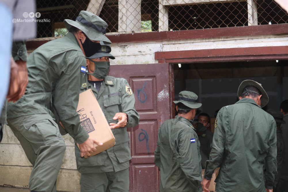 VivaNicaragua13's tweet photo. #LoQueSeVive 
Inició el envío de alimentos e insumos en el Municipio de #Siuna por parte del #CODEPRED al Municipio de Prinzapolka para garantizar la Atención de las Familias en los Albergues. 

https://t.co/55O9MQiwxe https://t.co/B4OhaTJiEA