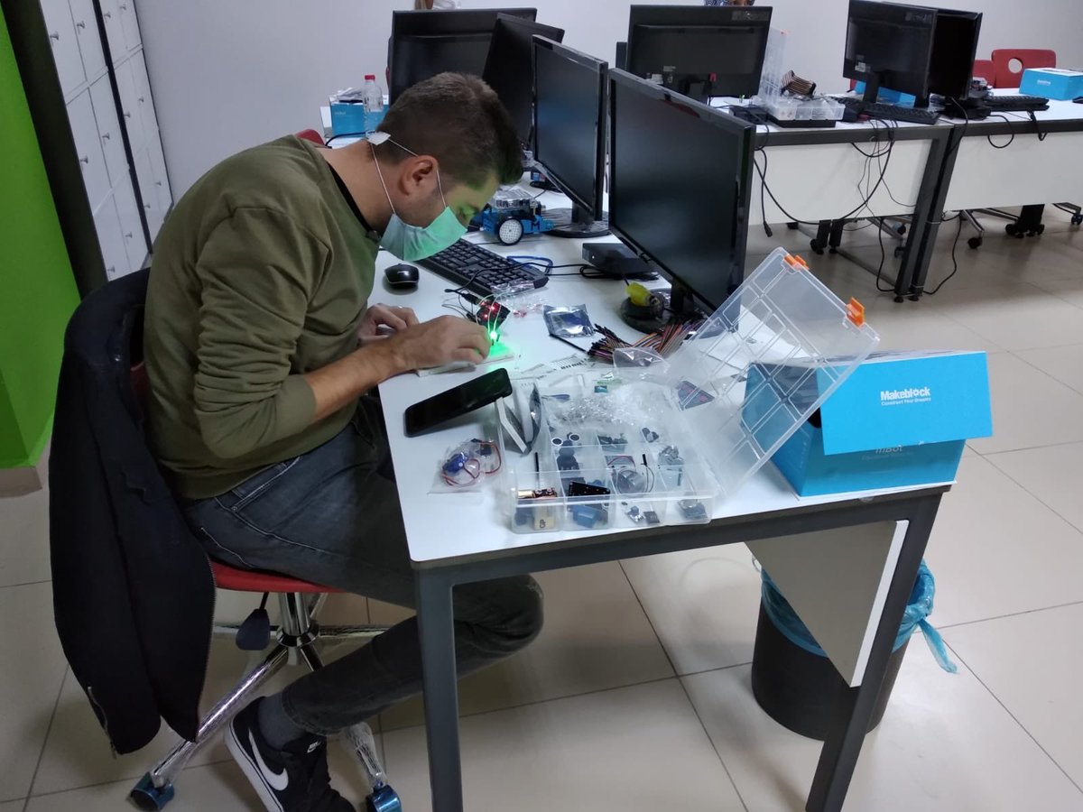 YapSoma's tweet photo. Soma Kendin Yap Projesi kapsamında Temel Elektronik Programlama Eğitici Eğitimi tamamlandı.  @TCSanayi @tcmeb @ZaferKATR33 @manisavaliligi @VELIOGUZ @mdikici45 @bekircakmak45 https://t.co/LFM2LSTvI1