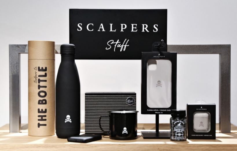 Paula_Cantera's tweet photo. #SCALPERS launches a collection of accessories which are included in three families: #Tech, #Lifestyle and #Homewear. From coffee cups, blankets, umbrella..., to silicone cases, portable battery, a vintage-style speakers... Have you seen it? https://t.co/PFjGhbFeRS https://t.co/Gdp6evYDoh