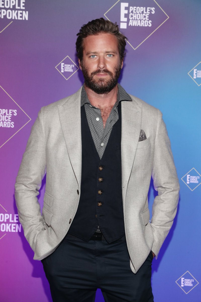 armiehammercom's tweet photo. Photos: Armie Hammer attends the 2020 E! People's Choice Awards (15 November) https://t.co/PA4M6fOQUF @armiehammer #ArmieHammer #PCAs2020 https://t.co/PfsbBgsEk2