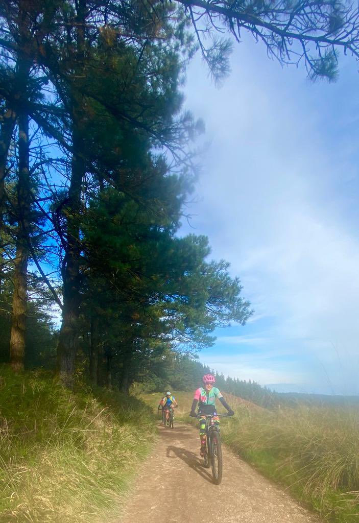 Manteniendo las distancias, extremando los cuidados , pero seguimos disfrutando de nuestros placeres 😍#entrenosenequipo  #somosteam #ConLosPiesEnElSuelo #Deportesalud #espartanos #trail #btt #aguasabiertas #ciclismo