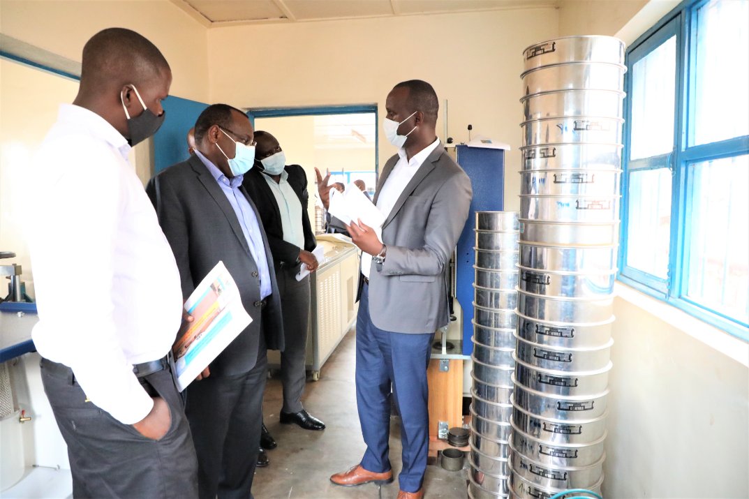 RwandaInfra's tweet photo. Earlier today, Minister @claverGatete visited the National Laboratory of public works operated by @RTDARwanda . The facility is specialised in asphalt, cement, aggregate, steel and soil testing. https://t.co/QEbRtYEhcl