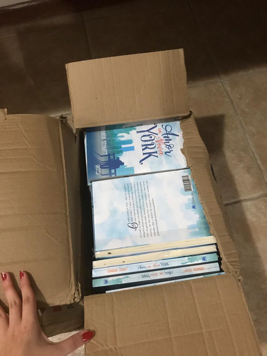 fernandaschmtt's tweet photo. Oi! Sou escritora independente e faz 2 anos que publiquei meu livro. Infelizmente, não consegui vender tudo e restam 2 caixas inteiras, 1 delas lacrada! Ele tá no melhor preço que posso oferecer (35 já com frete). Só chamar na DM. Por favor, dá RT aqui pra ajudar. 🙏❤️ https://t.co/lELEZawZTY