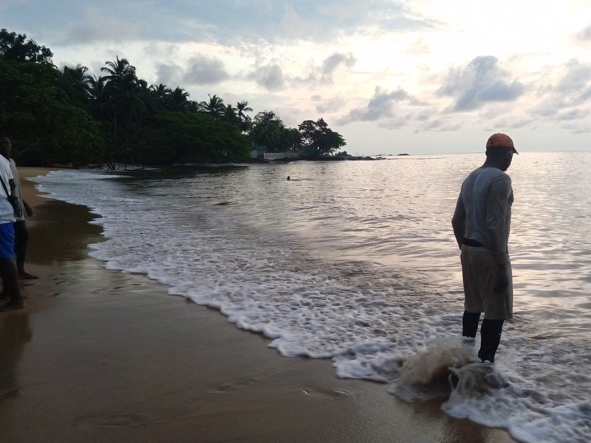 Madiba20161's tweet photo. Welcome to Londji beach- Kribi
Here there's more Nagerian fishermen than Cameroonians. The perfect social intergration of Centrale Africa!
#Cameroon IS the #Promiceland

#westandheretobuild 
#ForAGreenAndCleanWorld 
Learn more or Book for a trip https://t.co/6Ebo0dlbgo https://t.co/gLC8hMgVH4
