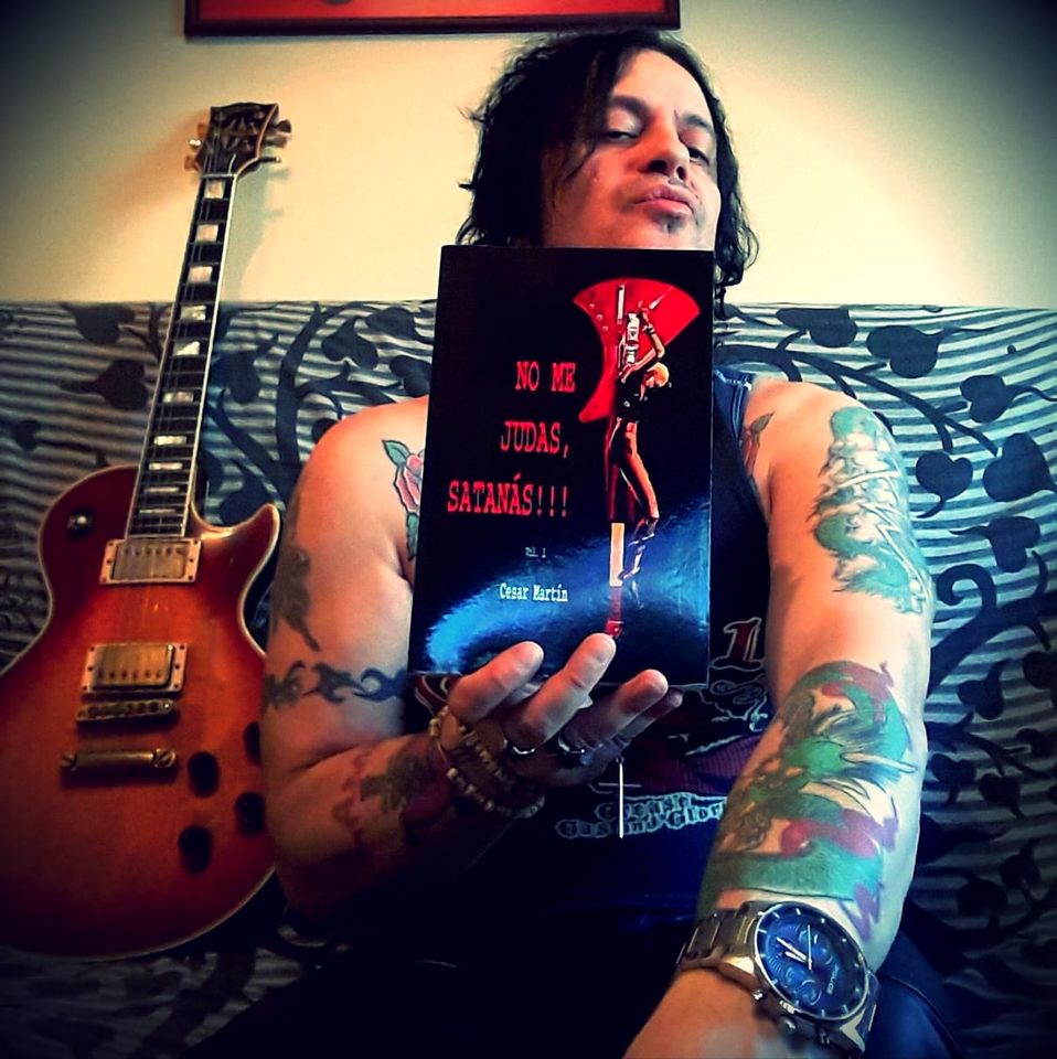 STARMAFIABOY's tweet photo. Esta si que es una buena forma de empezar la semana, gracias Cesar Martín, amigo mío, por el primer volumen de tu fantástica obra, muchos años esperando este libro y por fin lo tengo en mis manos! #nomejudassatanas #cesarmartin #popular1 #rockandroll https://t.co/gr2aRk9jdS